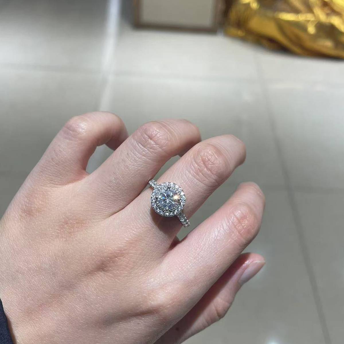 轻奢圆包女戒S925银镀白金定制选款主石莫桑钻1.0ct/副石高碳钻